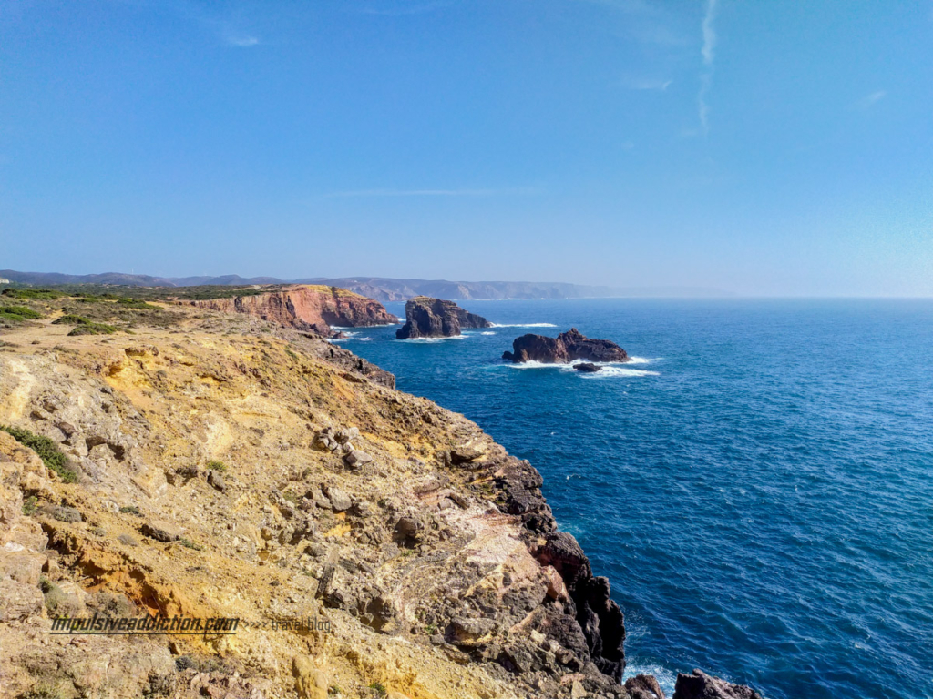 Pontal da Carrapateira e as falésias e rochedos no mar.