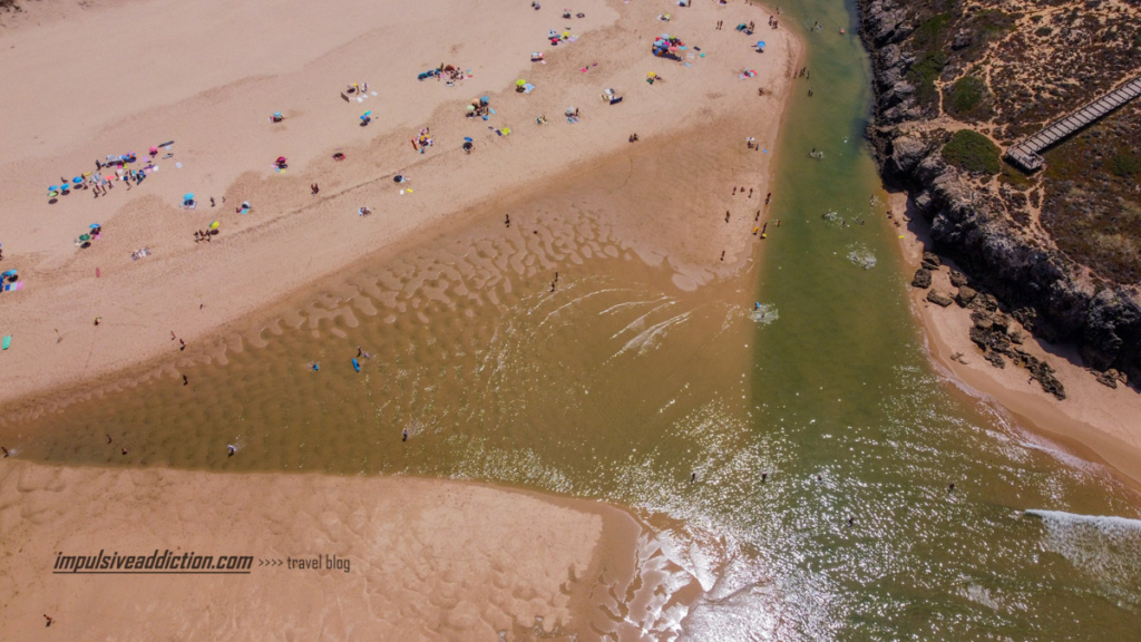 Lagoas que se formam na maré baixa, na praia da Amoreira
