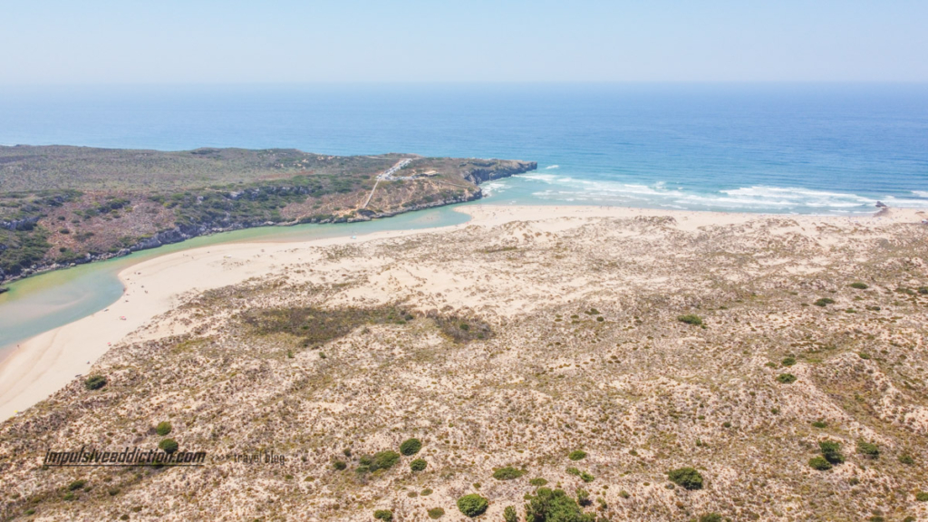 As dunas da praia da Amoreira, também chamadas de "medos da amoreira". Uma oura vista aérea para a praia