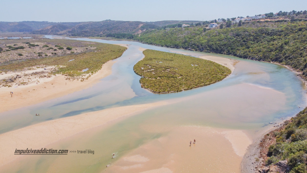 Sapal da Ria de Aljezur na extremidade do areal. Ilha no centro de ria