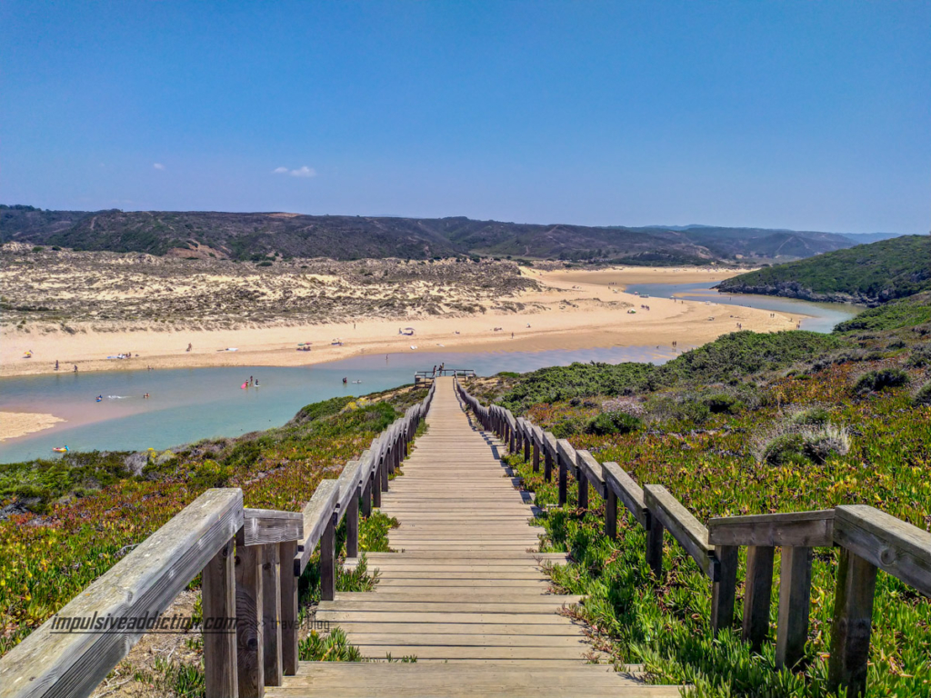 Passadiço de acesso à ria de Aljezur e praia da Amoreira. Ao descer o passadiço têm-se excelentes vistas para a ria de Aljezur