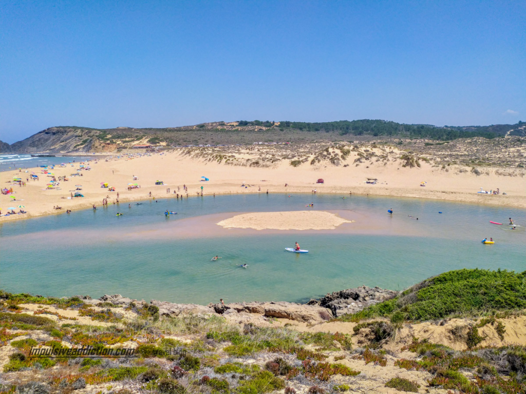 Praia da Amoreira, do lado do rio, com a maré baixa a aproximar-se.