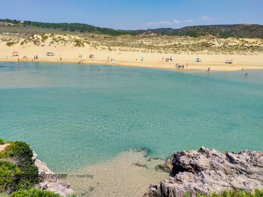 A cor da Ria de Aljezur é azul bebé, clara e transparente, pelo menos junto ao mar.