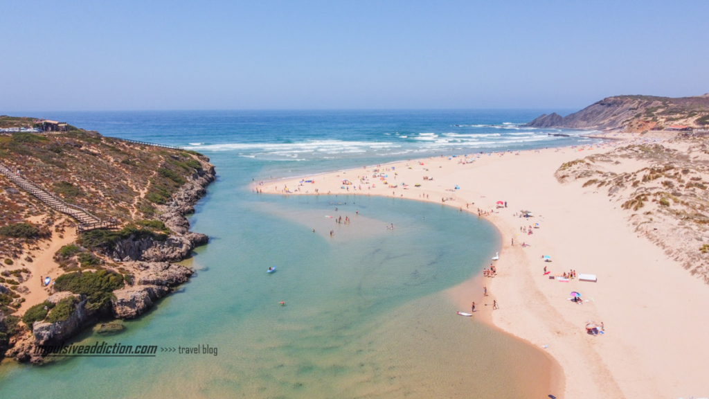 Praia da Amoreira, parte dela no rio, parte no oceano: para todos os gostos.