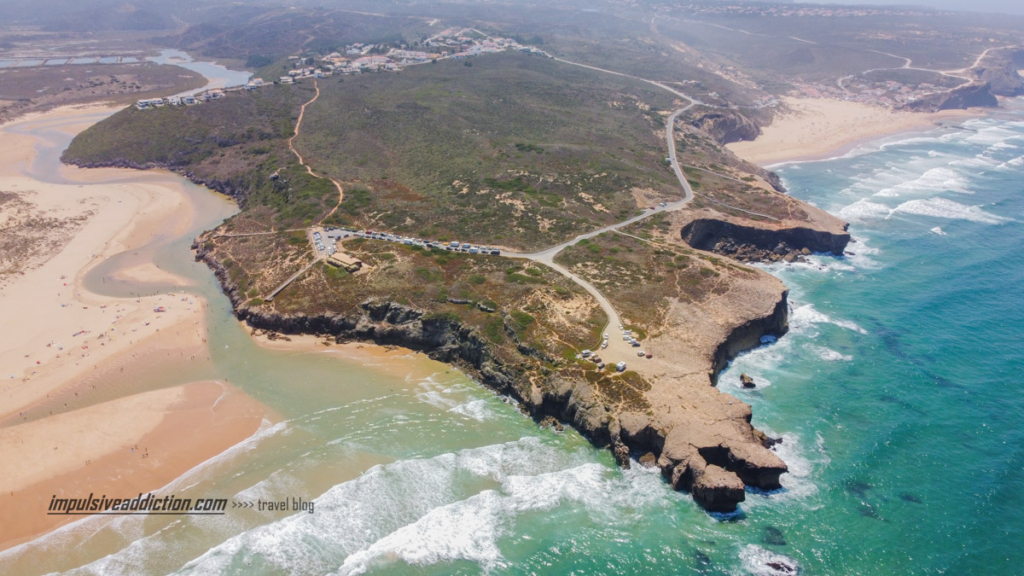Vista aérea para o pontal rochoso que separa as praias de monte clérigo e da amoreira. Um local excelente para miradouros para as duas praias.