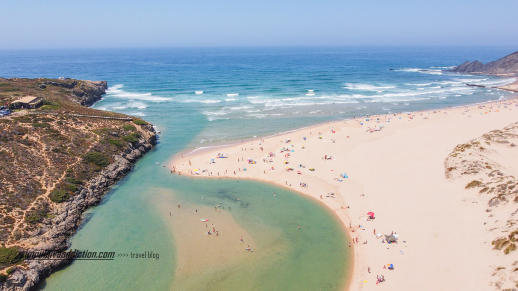 Praia da Amoreira: fotografia aérea da foz da ribeira de Aljezur, onde se estende o areal gigante da praia.