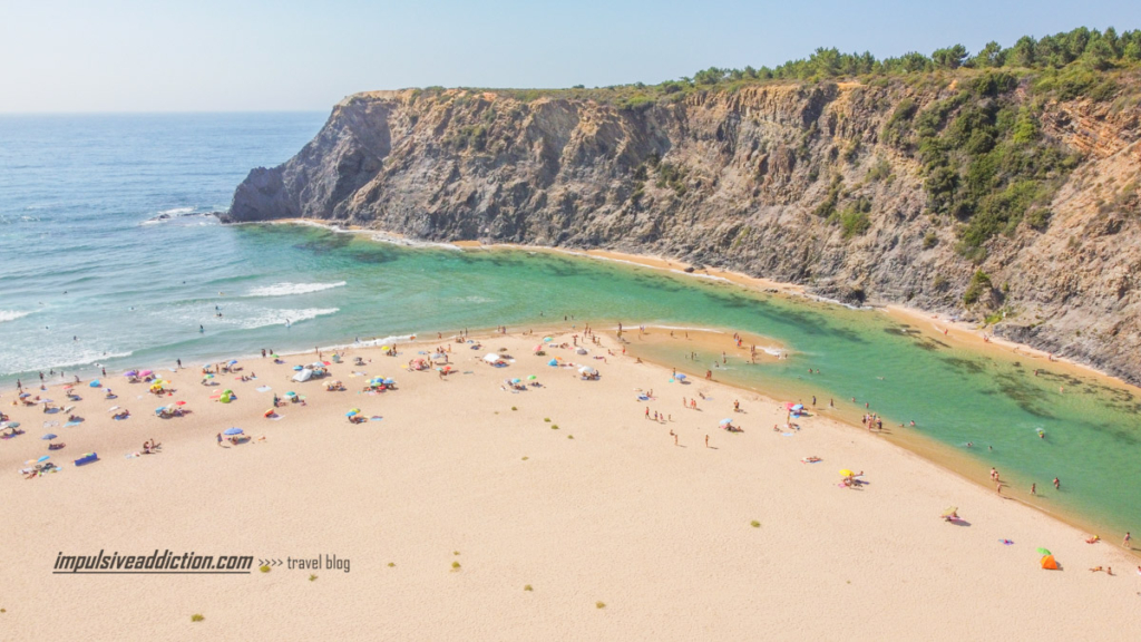Águas verdes e claras da ria de Seixe junto à praia de Odeceixe