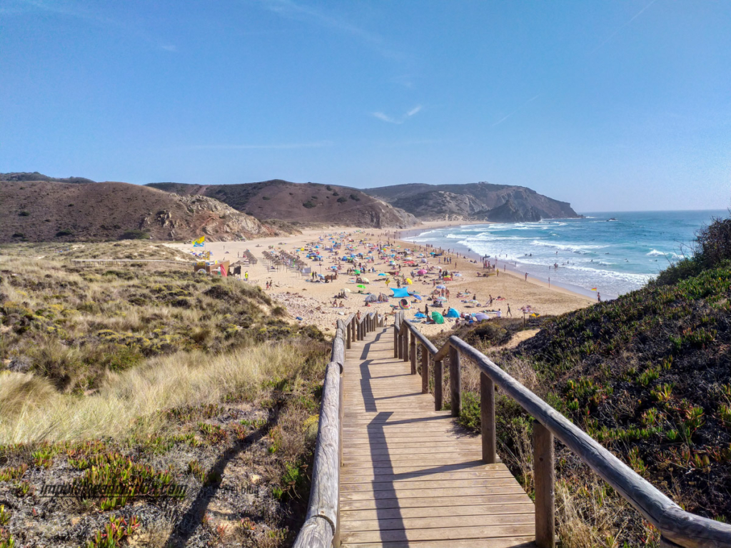 Passadiços de acesso à praia do Amado, praia famosa para a prática de surf