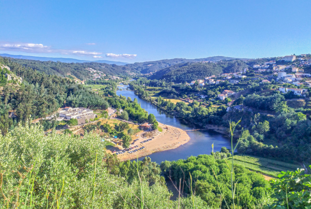 Praia Fluvial do Reconquinho observada de perto do miradouro Emydgio da Silva