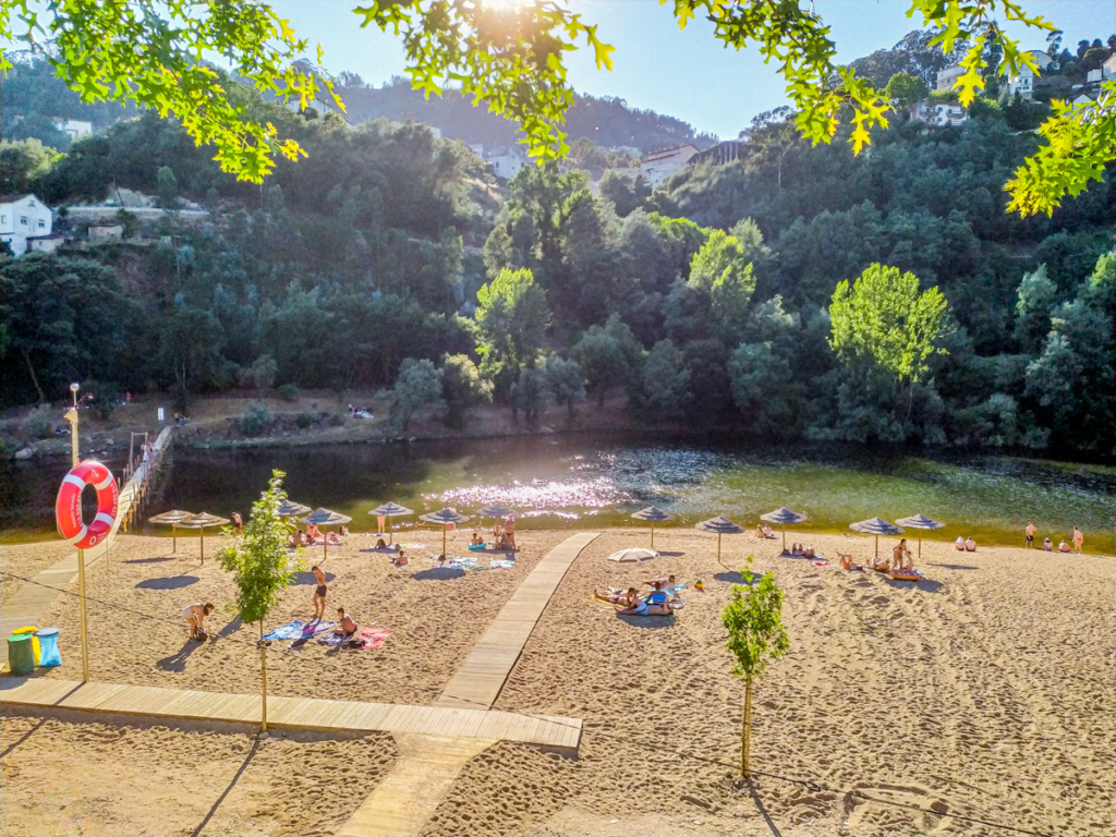 Praia Fluvial do Reconquinho na margem esquerda do Rio Mondego