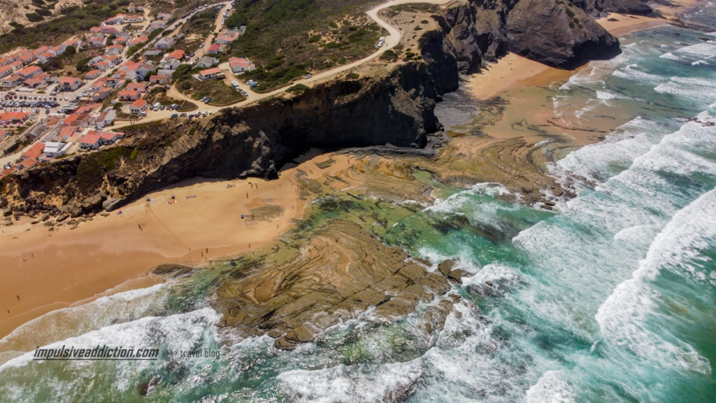 Plataformas Rochosas no mar, na praia de Monte Clérigo