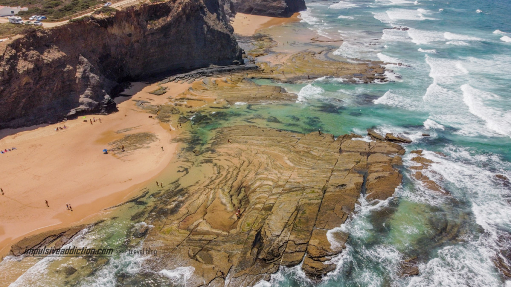 Aproximação das formações rochosas da praia de monte clérigo, extraordinárias na maré baixa.