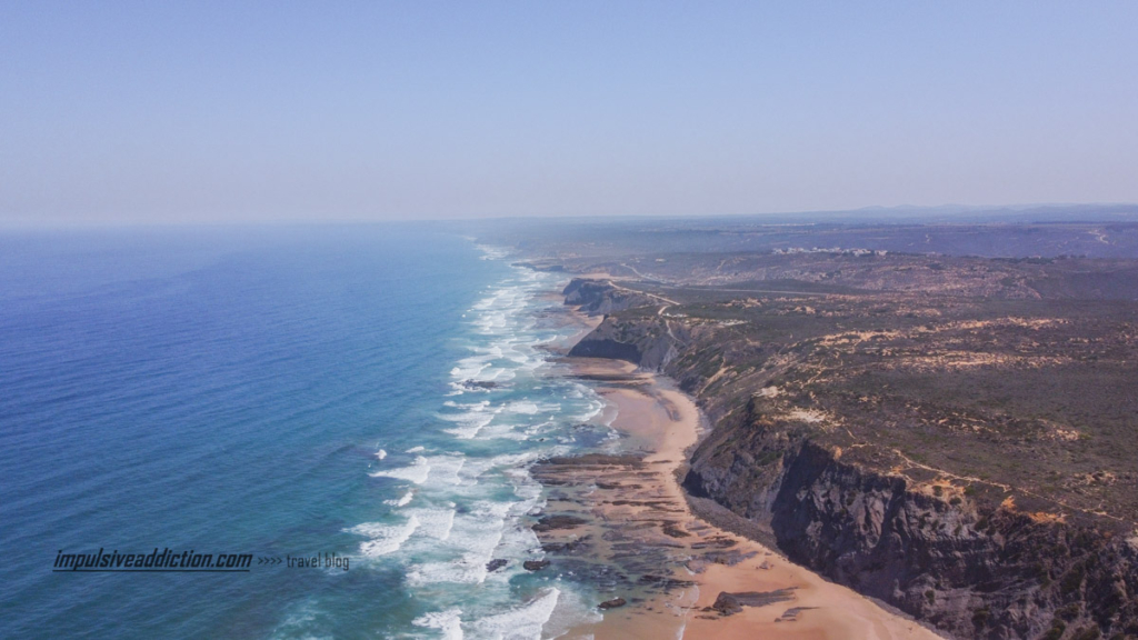 A praia do Medo da Fonte Santa, deserta e de díficil acesso, com plataformas rochosas junto ao mar. Vista do Ribat da Arrifana.