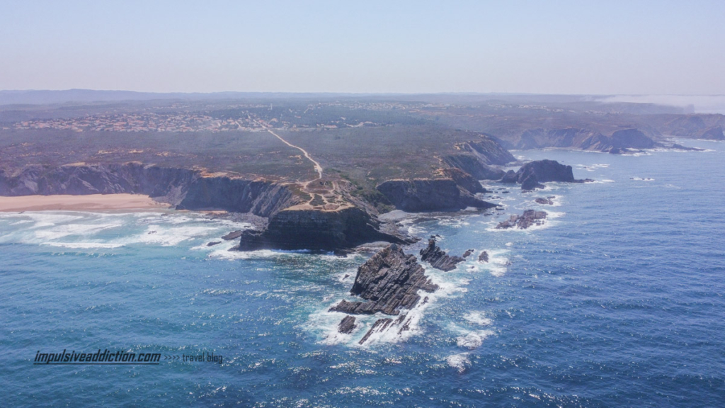A Ponta da Atalaia, onde fica o Ribat da Arrifana e as ruínas do Convento-Fortaleza: vista aérea a partir do mar.