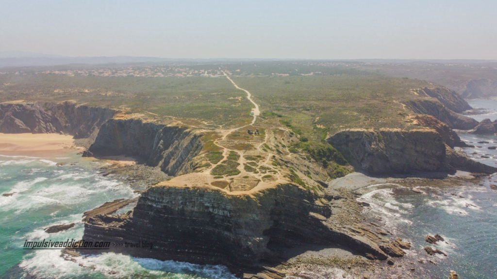 A Ponta da Atalaia, onde fica o Ribat da Arrifana e as ruínas do Convento-Fortaleza: vista aérea a partir do mar, com mais aproximação e detalhe que a foto anterior.