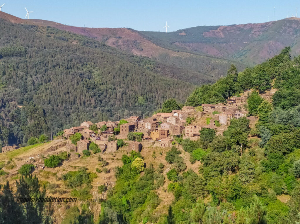 Miradouro para a aldeia de xisto do Talasnal na Serra da Lousã