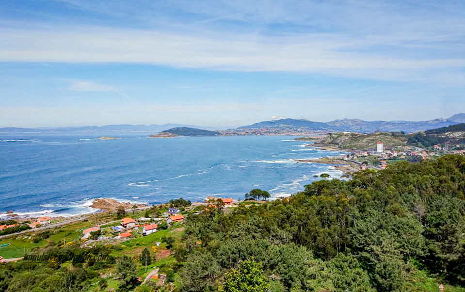 Miradouro de Cabo Silleiro, com vista para Baiona e Monteferro lá ao fundo, na Ria de Vigo