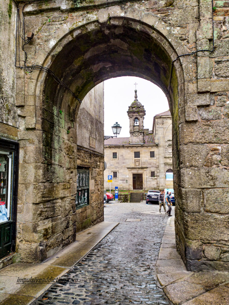 Passagem pelo Arco de Mazarelos, uma das portas da antiga cidade muralhada de Santiago de Compostela