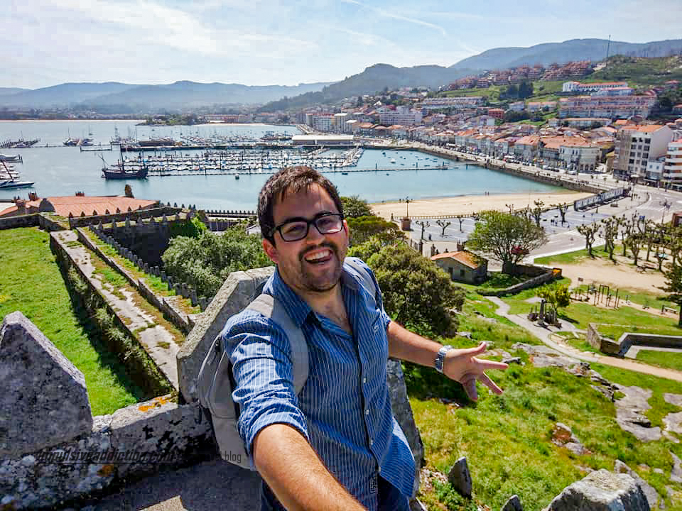 Eu, no topo das muralhas da Fortaleza de Monterreal em Baiona