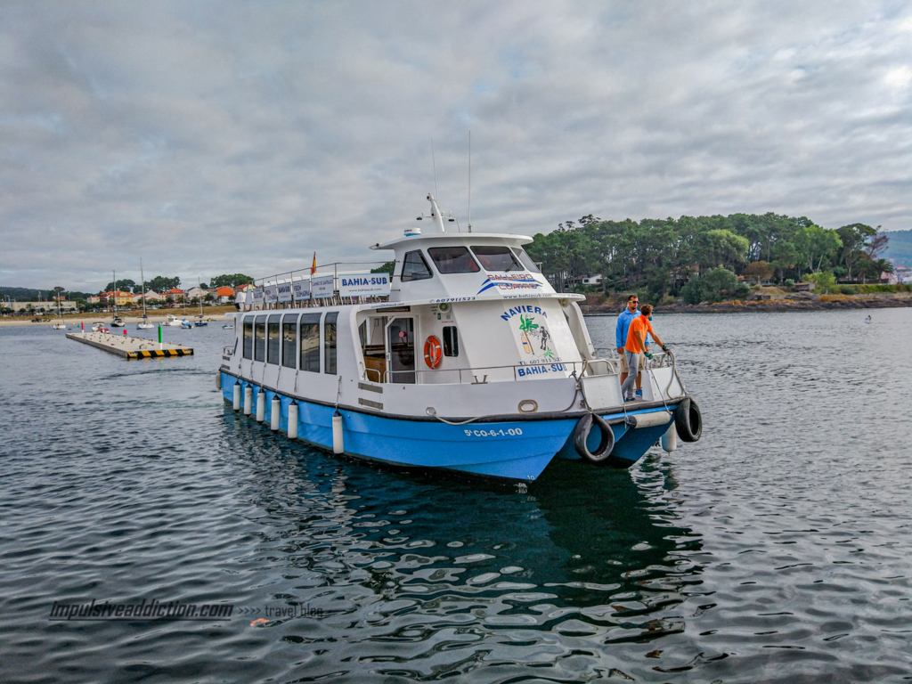 Um dos barcos que fazem travessia para as ilhas Cies e Ilha de Ons