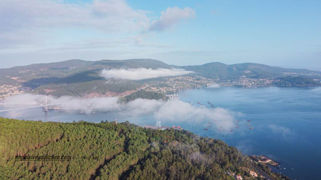 Ria de Vigo, com Ponte de Rande à esquerda