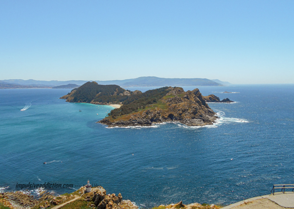 Ilha de San Martiño, vista do caminho para o Farol das Ilhas Cies, com Faro da Porta visível em baixo