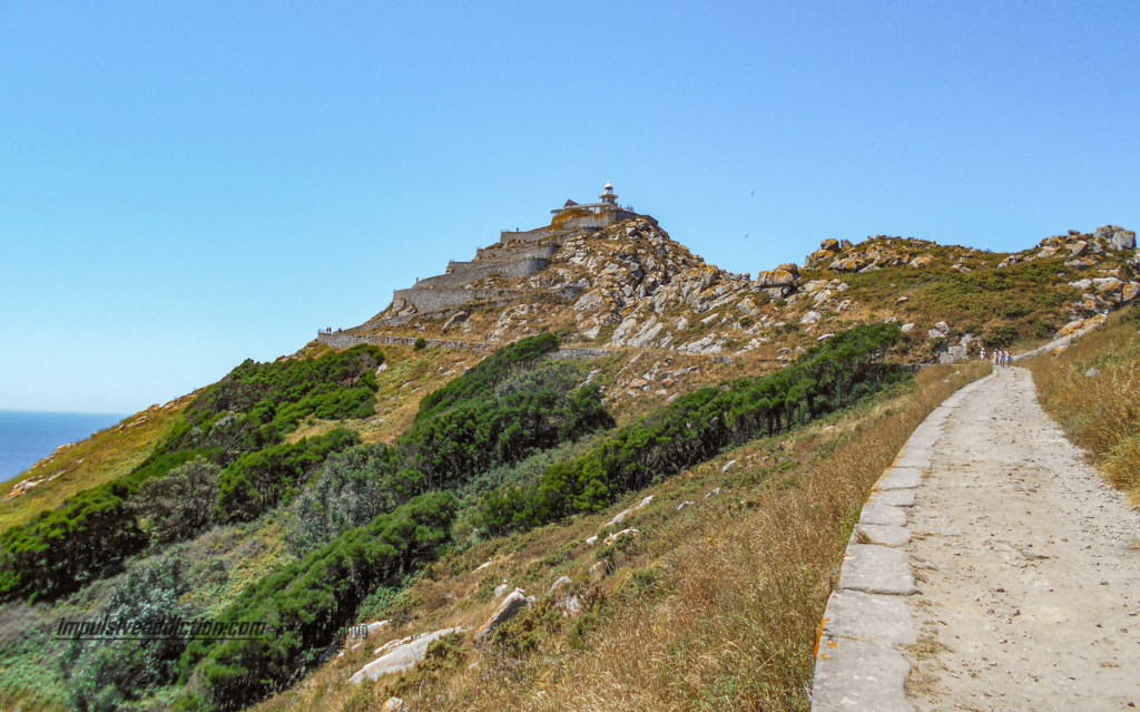 Caminho até ao Farol das Ilhas Cies, ao fundo subida em ziguezague