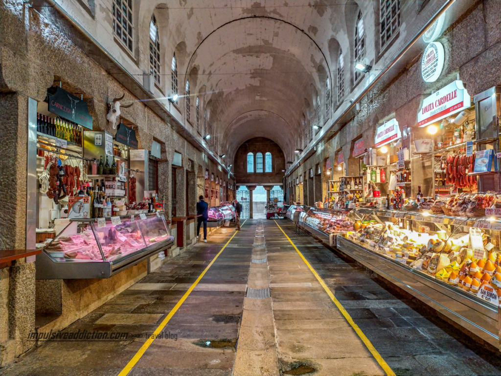 Interior de uma das naves do mercado de Abastos, neste dia quase sem clientela por motivos de chuva e pandemia