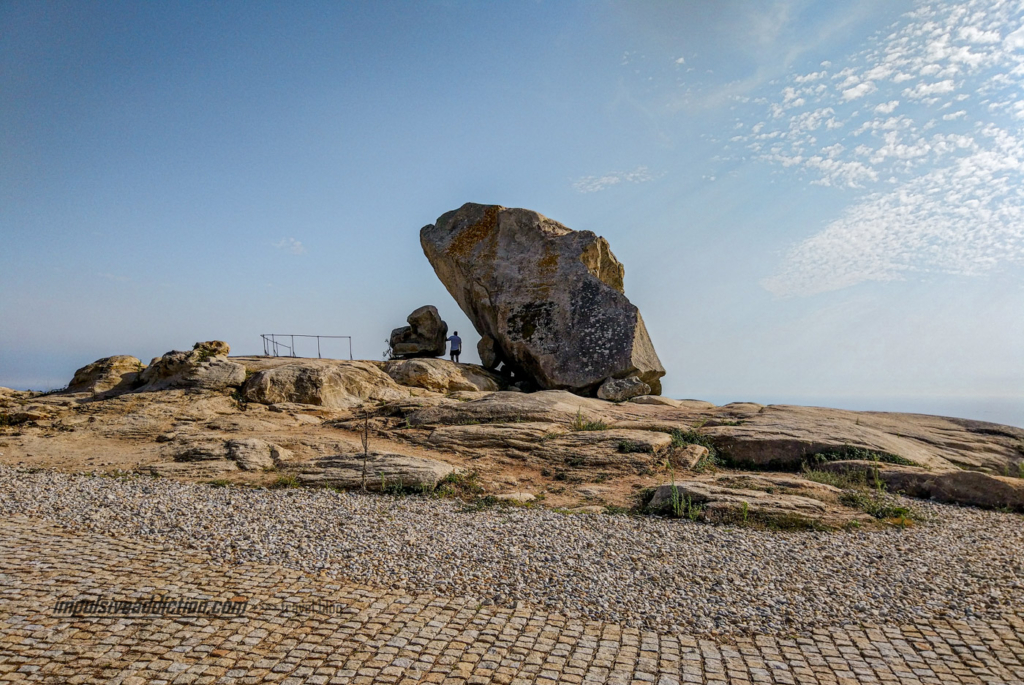 Pedra junto ao Miradouro de Rá