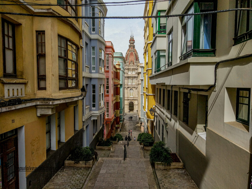 Palácio de Maria Pita ao fundo da rua