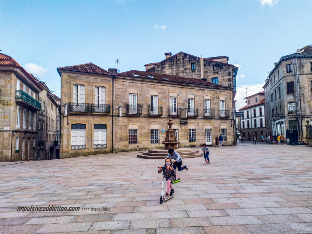 Crianças a brincar na Praça Alonzo da Fonseca, em Pontevedra