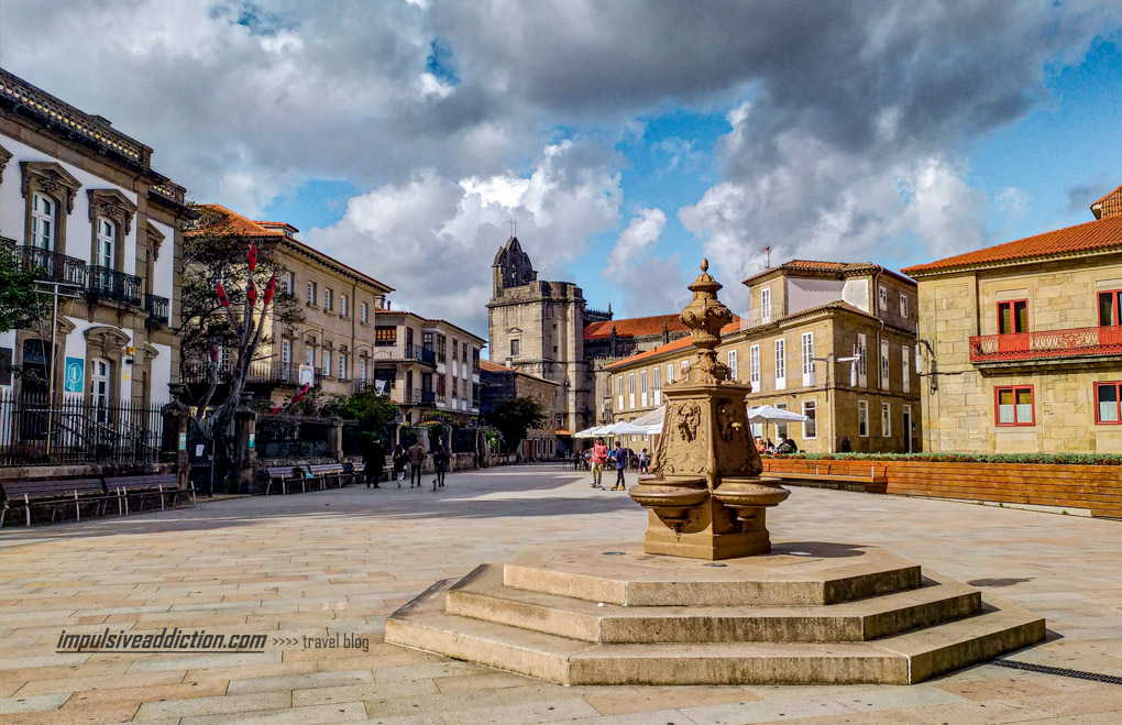 Praça Alonzo da Fonseca em Pontevedra, com Basílica de Santa Maria Maior ao Fundo
