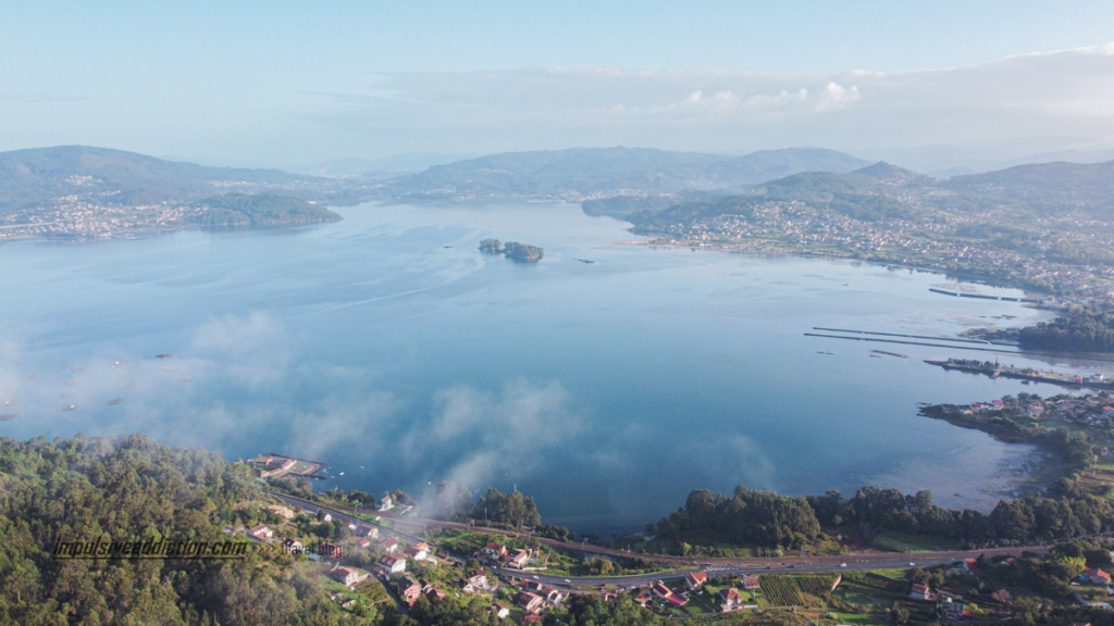 Ria de Vigo, com ria de São Simão ao fundo - Roteiro Galiza