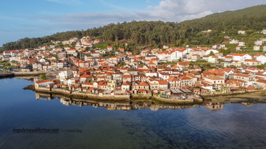 Vista aérea para Combarro, nas margens da Ria de Pontevedra