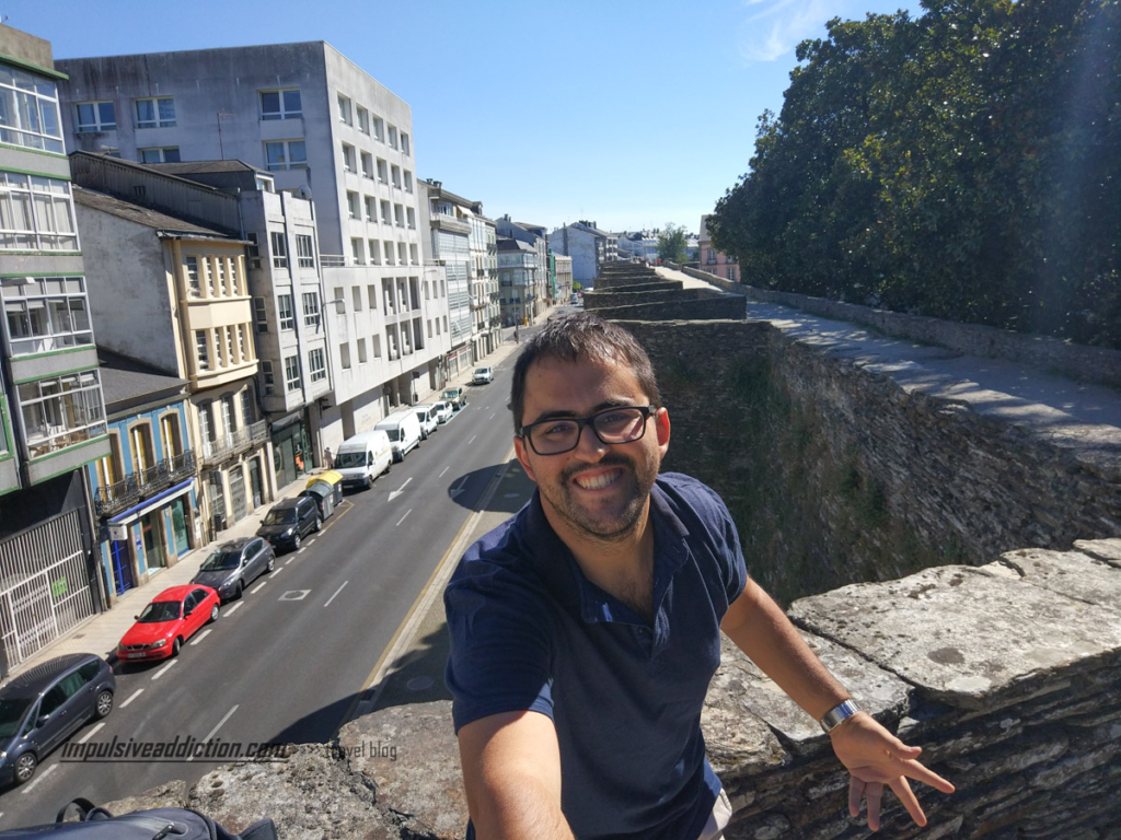 Eu, a visitar Lugo e a fazer o percurso circular no topo das muralhas romanas