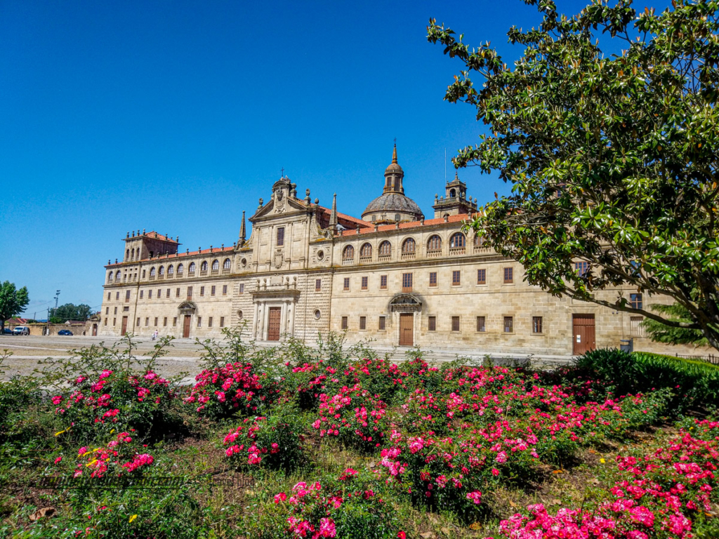 Visitar o Colégio de Nossa Senhora da Antiga, na praça dos Escolapios, em Lugo