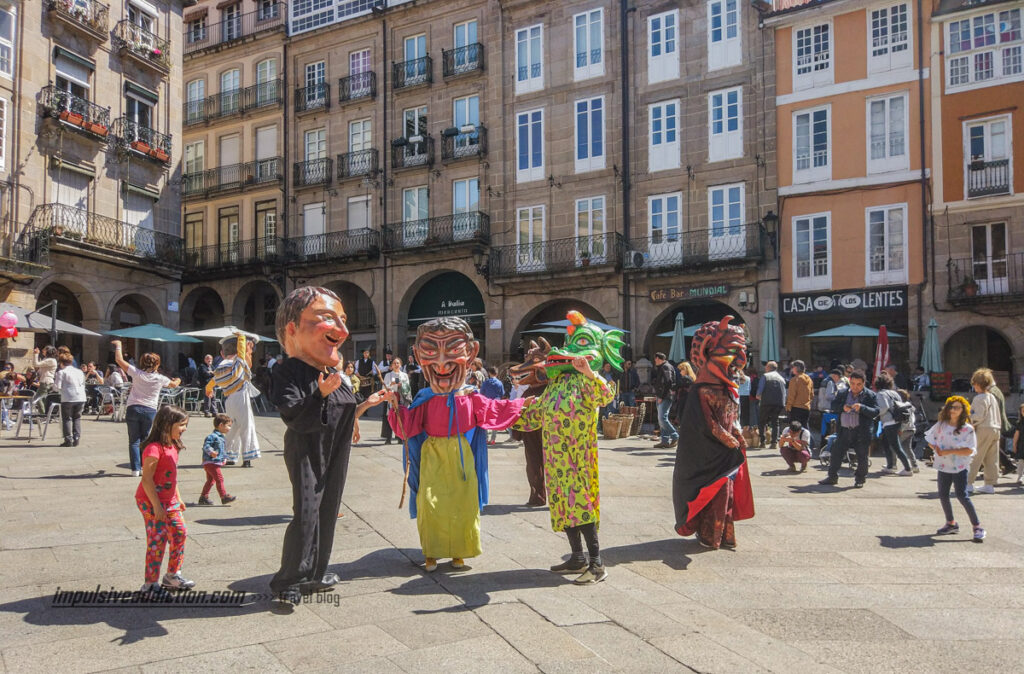 Praça Maior de Ourense durante a festa dos maios, com animação de rua