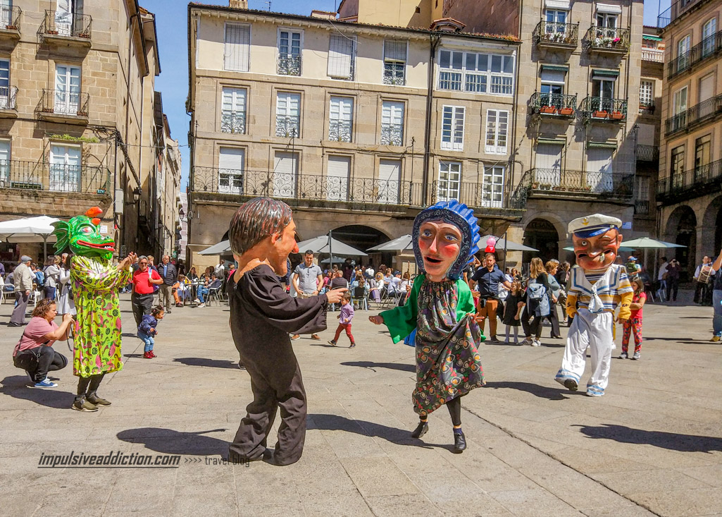 Praça Maior de Ourense durante a festa dos maios, com animação de rua