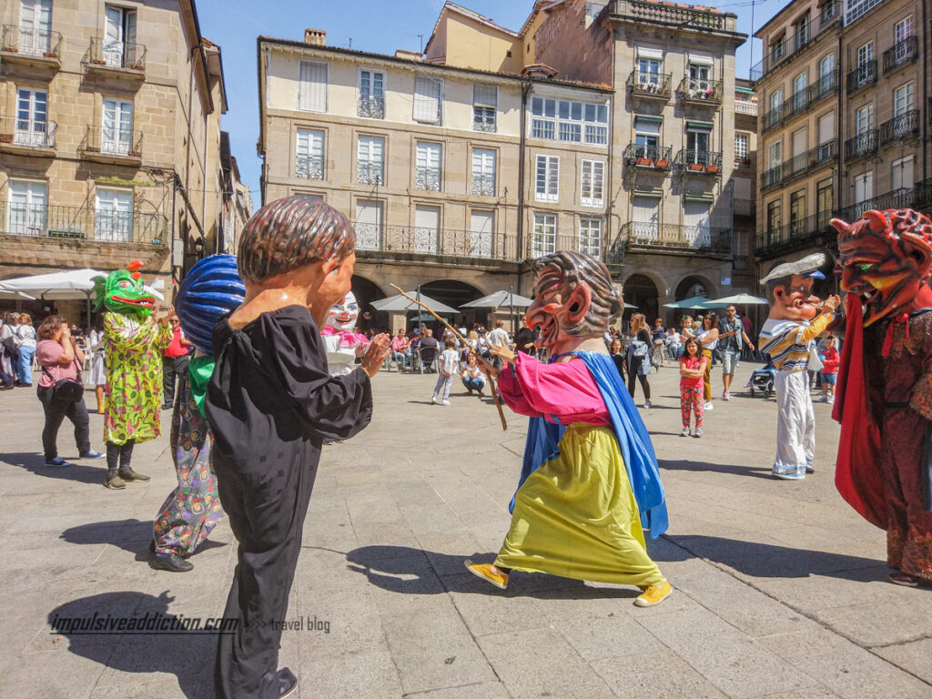 Praça Maior de Ourense durante a festa dos maios, com animação de rua