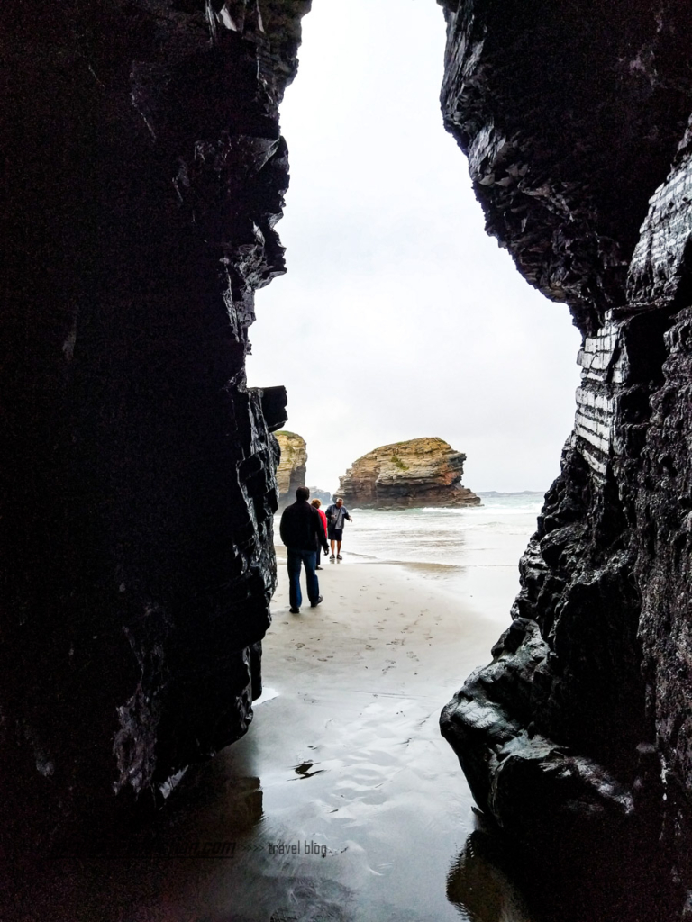 Gruta da Praia das Catedrais, ao visitar Lugo e a sua costa
