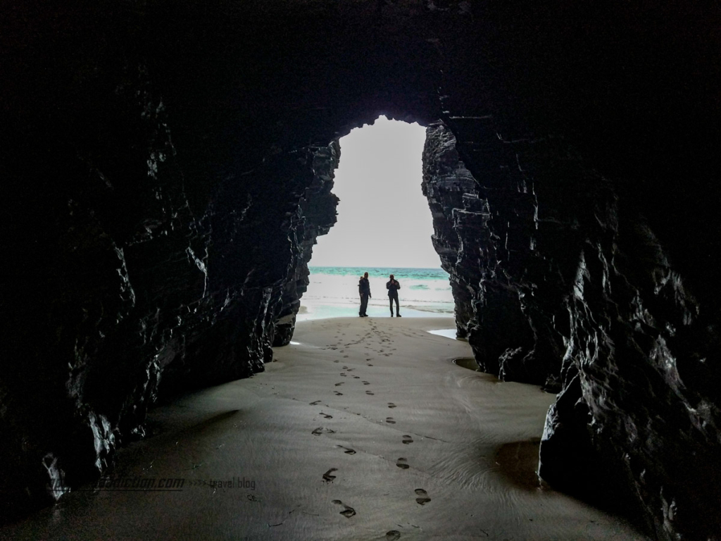 Uma das grutas da Praia das Catedrais, ao visitar a Costa de Lugo