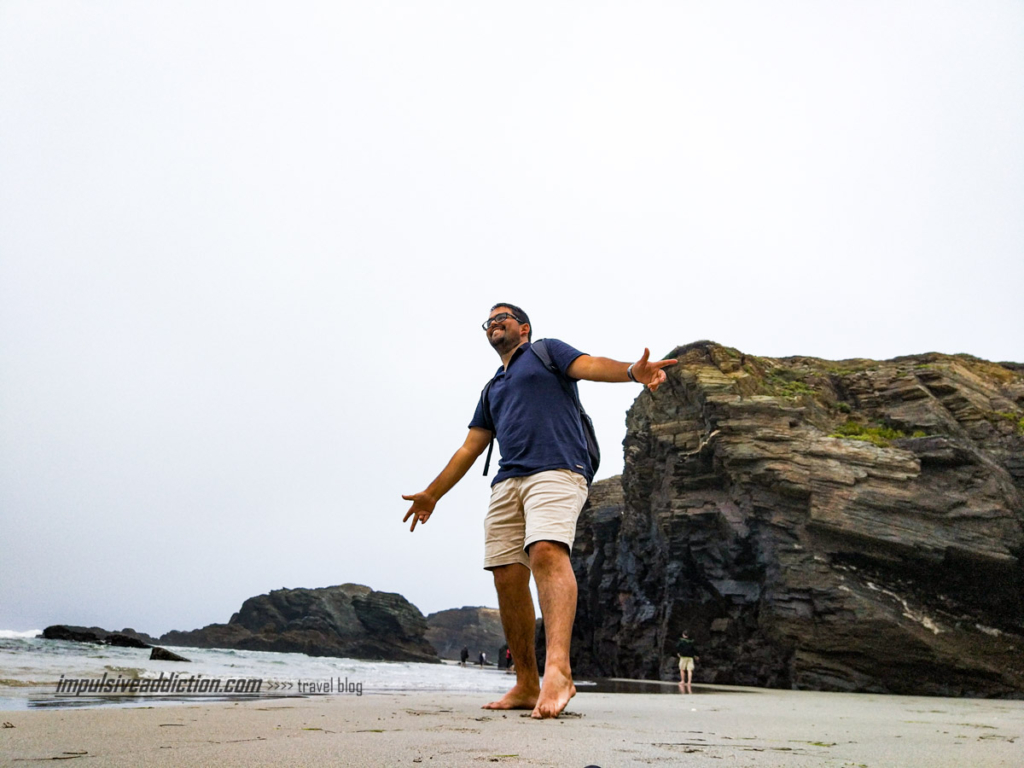 Eu, a caminhar pela praia das Catedrais, na maré baixa, ao visitar Lugo junto à sua costa