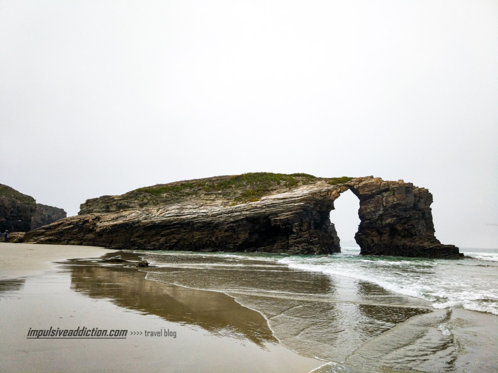 Arcos naturais, em Lugo, ao visitar a praia das catedrais na maré baixa.