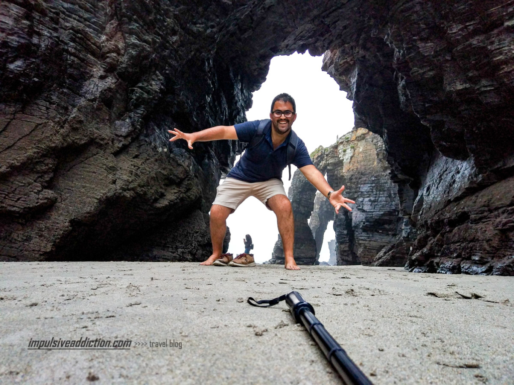 Eu, a caminhar pela praia das Catedrais, na maré baixa, ao visitar Lugo junto à sua costa