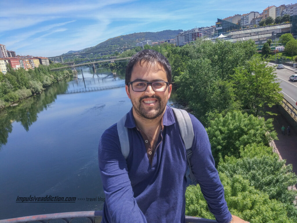 Eu, a visitar a Ponte Maior de Ourense, no Rio Minho