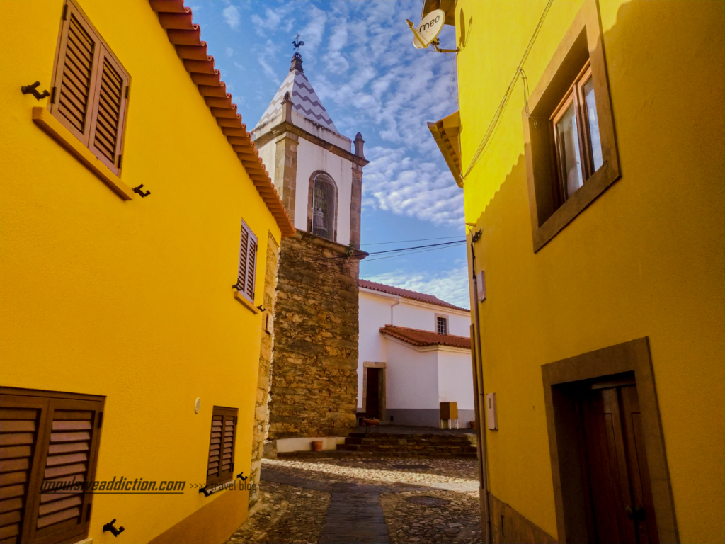 Largo da Igreja de Janeiro de Cima, aldeia de xisto da Grande Rota do Zêzere