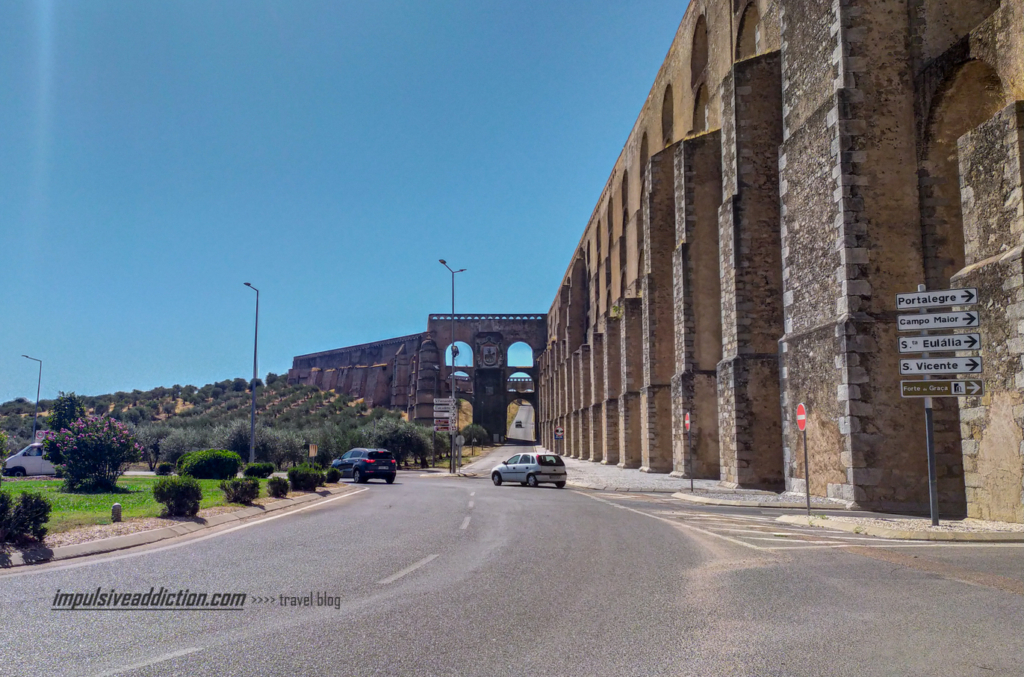Aqueduto das Amoreiras visto da estrada