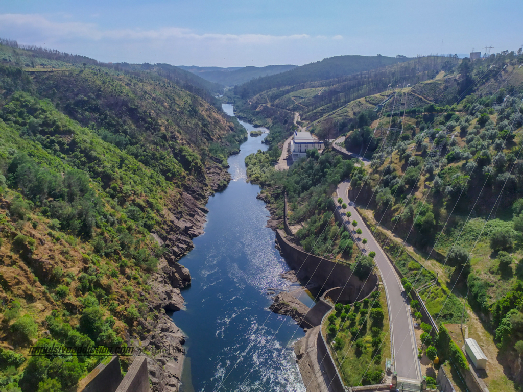 Rio Zêzere visto do alto da Barragem de Castelo de Bode
