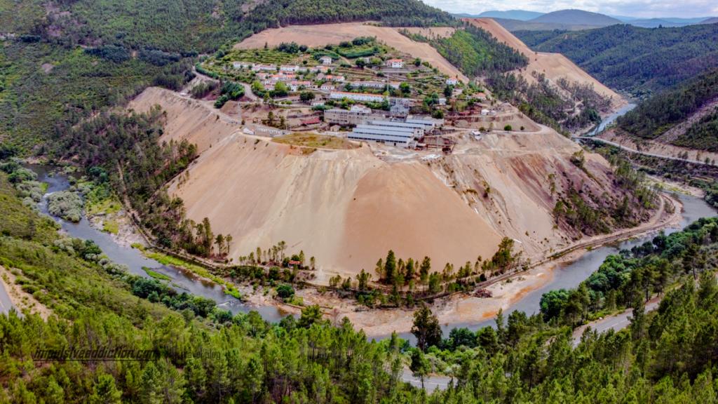 Curva da Grande Rota do Zêzere no Cabeço do Pião, a norte da aldeia de xisto da Barroca