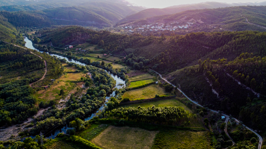 Curva do Rio Zêzere em Porco das Vacas / Janeiro de Cima